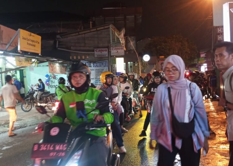 Kereta Anjlok Usai Tabrak Mobil di Kota Bogor, Stasiun Cilebut Macet Imbas Ratusan Penumpang KRL Diturunkan