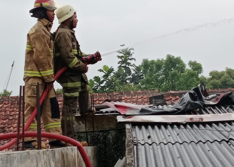 Diduga Korsleting Listrik, Rumah Warga di Mekarwangi Terbakar