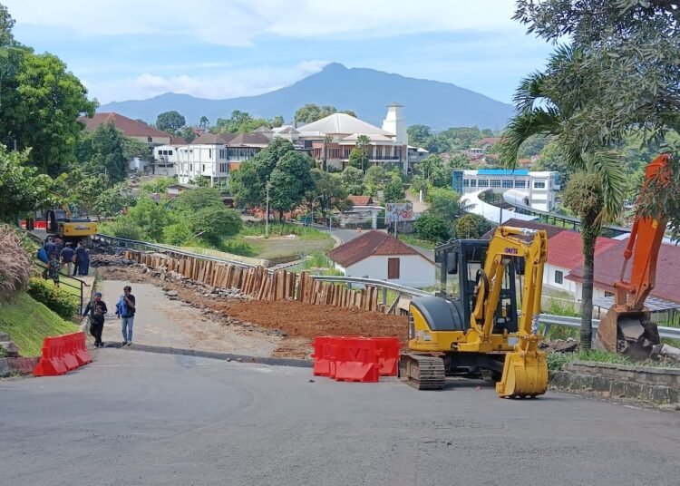 Penanganan Longsor di Batutulis, Aspal Jalan Saleh Danasasmita Dikupas