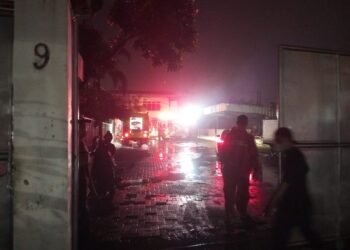 Diduga Tersambar Petir, Pabrik Kancing di Cibinong Kebakaran