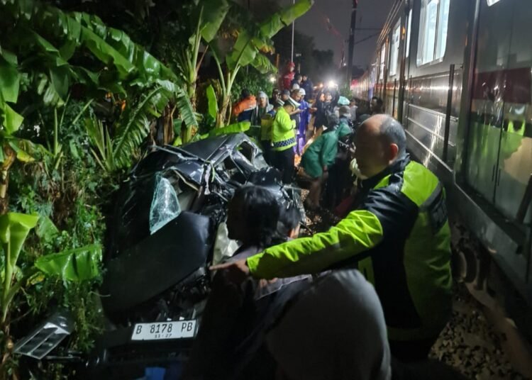 Ban Terselip saat Melintas Pintu Rel, Mobil Ringsek Tertabrak Kereta di Kota Bogor