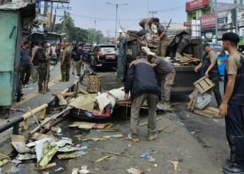Bikin Kemacetan, Satpol PP Bogor Bongkar 8 Bangli PKL di Pasar Cibinong
