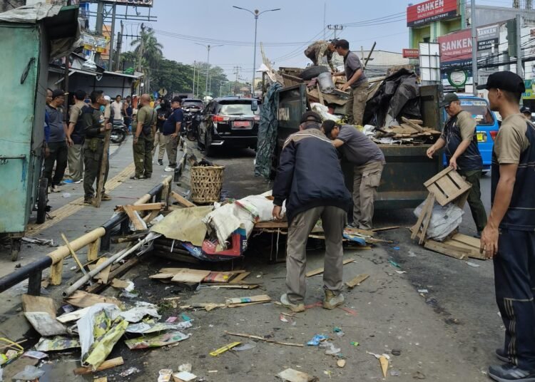 Bikin Kemacetan, Satpol PP Bogor Bongkar 8 Bangli PKL di Pasar Cibinong