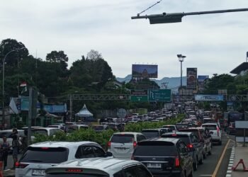 30 Ribu Kendaraan Padati Kawasan Puncak, One Way Diberlakukan