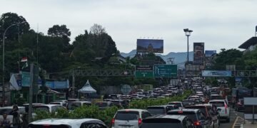 30 Ribu Kendaraan Padati Kawasan Puncak, One Way Diberlakukan