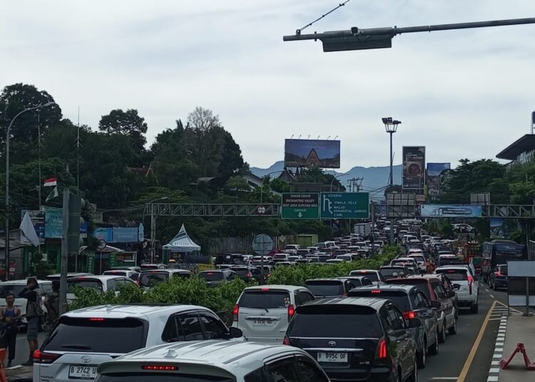 30 Ribu Kendaraan Padati Kawasan Puncak, One Way Diberlakukan 