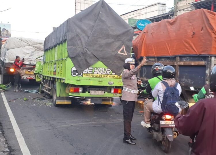 Truk Tabrak Truk yang Parkir di Kota Bogor, Satu Orang Terluka
