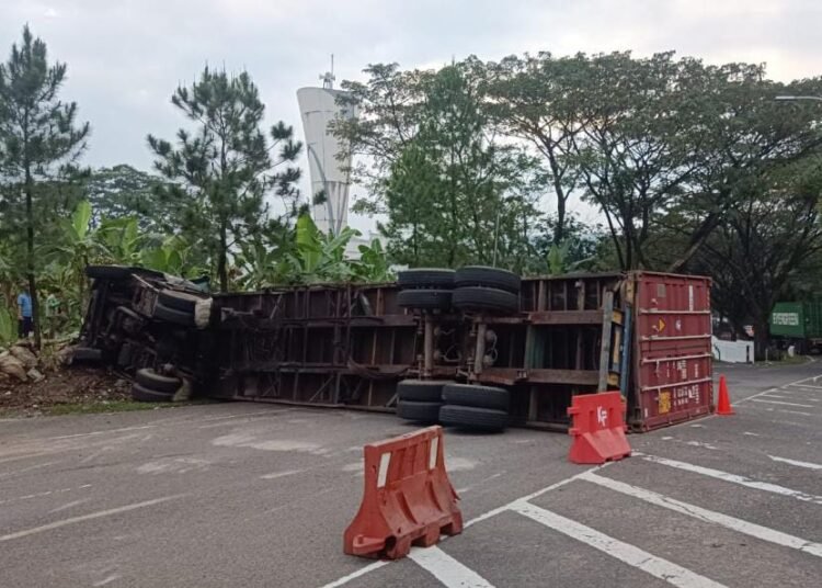 Terungkap, Sopir yang Terjepit Truk Kontainer di Sentul Gegara Alami Microsleep