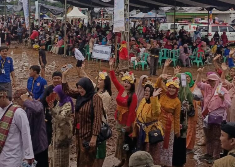 Ribuan Warga Berpakaian Adat Padati Lapangan Siaga Lebaran Bojonggede