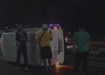 Tak Konsentrasi, Mobil Terguling Tabrak Traffic Light di Cibinong