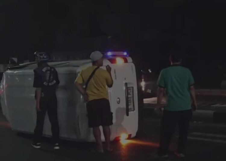 Tak Konsentrasi, Mobil Terguling Tabrak Traffic Light di Cibinong