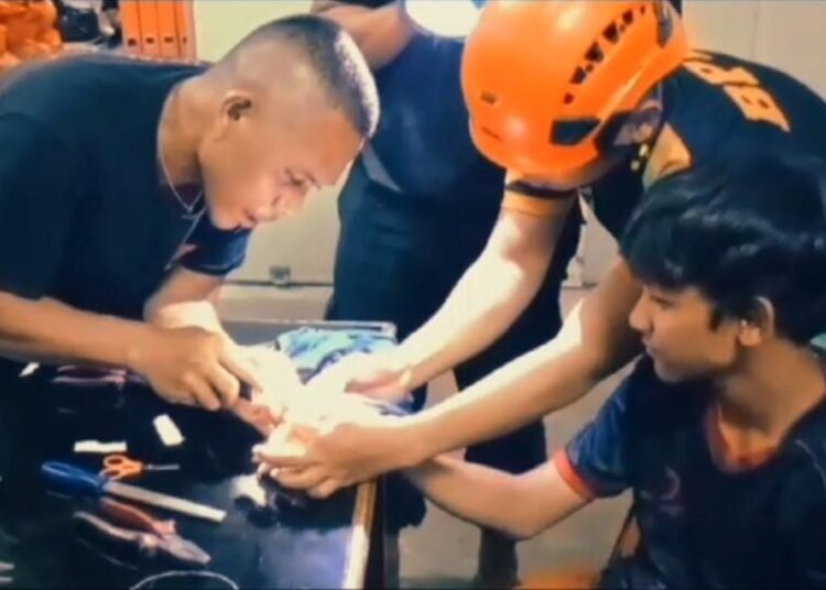 Dramatis, BPBD Bantu Lepaskan Cincin dari Jari Tangan Pelajar di Bojonggede 