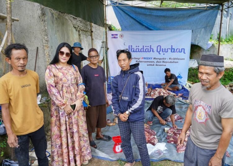 Sumbangkan Sapi Kurban, Rezky Kartika Rayakan Idul Adha Bareng Warga