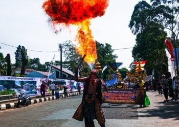 Atraksi Sembur Api hingga Tarian Daerah Meriahkan Karnaval Budaya HJB 543 di Cibinong