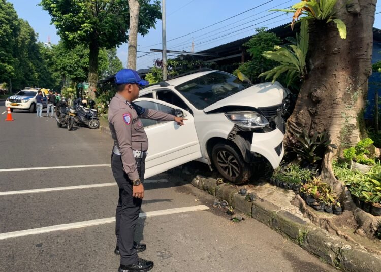 Diduga Microsleep, Mobil Tabrak Kios-Pohon di Jalan Dadali