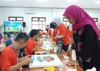 Semangat Anak Down Syndrome Melukis di Kebun Raya Bogor