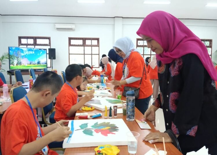 Semangat Anak Down Syndrome Melukis di Kebun Raya Bogor