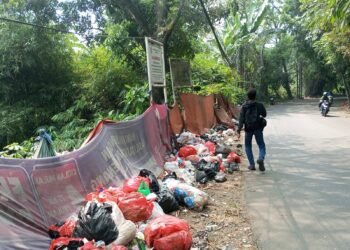Sampah Berserakan di Sukaraja, Camat Klaim Bukan dari Warganya