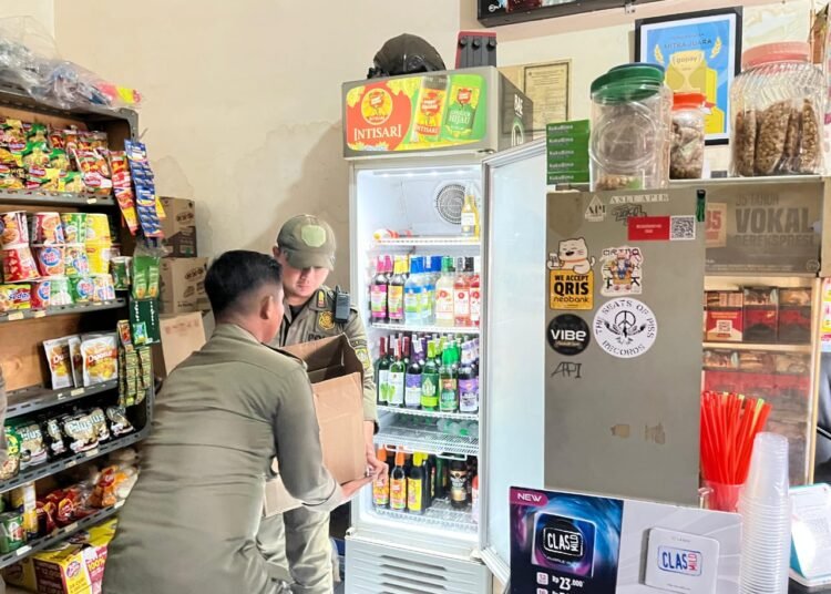 Respon Aduan Warga, Satpol PP Sita Ratusan Botol Miras Ilegal di Ciawi