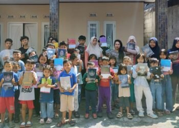 Rezky Kartika Bagikan Buku dan Alat Tulis untuk Anak-anak di Bogor Selatan