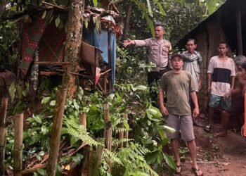 Dua Pelajar di Rumpin Tersambar Petir Saat Berteduh di Saung, Satu Tewas