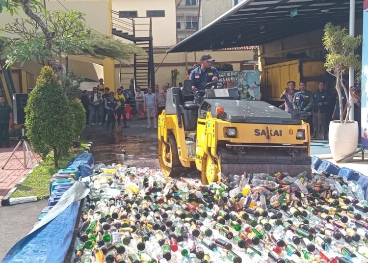 Belasan Ribu Botol Miras Hasil KRYD di Kota Bogor Dimusnahkan