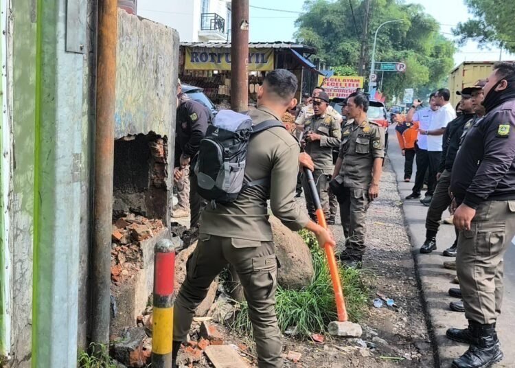 Satpol PP dan DLH Hancurkan 12 Tempat Pembuangan Sampah Liar di Puncak