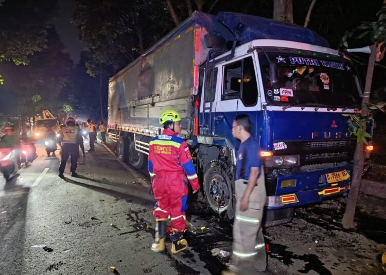 Diduga Rem Blong, Truk Fuso Terguling di Jalan Pemuda Kota Bogor