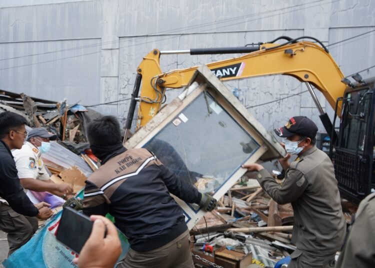 23 Bangunan Liar dan Warung Miras di Area Terminal Cibinong Dihancurkan