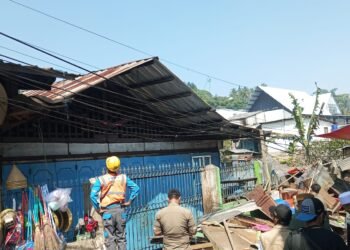 Kabel Listrik Berasap Bikin Khawatir Petugas Pembongkaran 130 PKL di Puncak