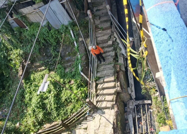 Jalan Setapak di Bawah Jembatan MA Salmun Longsor, Warga Diimbau Gunakan Jalur Alternatif