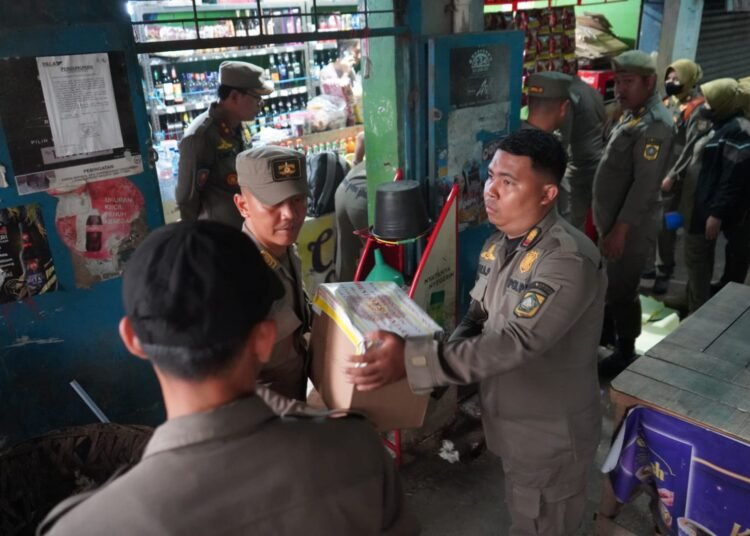 Satpol PP Amankan 493 Miras Ilegal yang Dijual Eceran dan Online di Ciampea