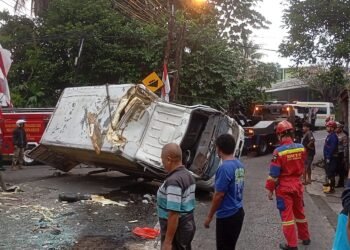 Truk Bermuatan Barang Elektronik Tabrak Truk di Bogor Selatan