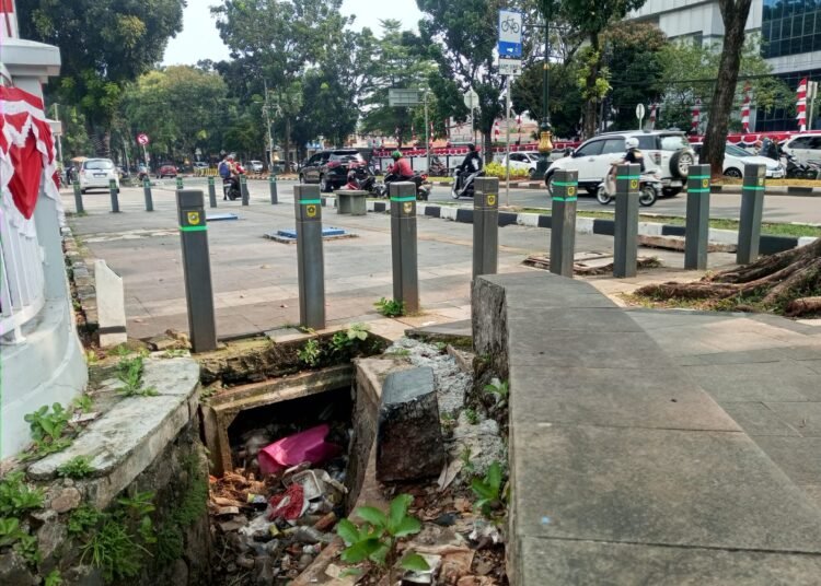 Drainase Tersumbat, Tumpukan Sampah Masih Terjadi di Area Pemda Kabupaten Bogor 