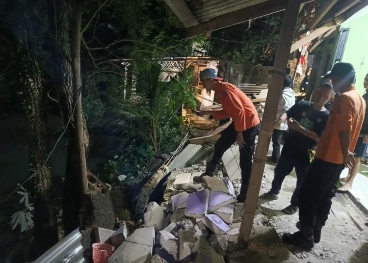 Tanah Amblas di Sindangbarang, Atap Rumah Warga Ambruk