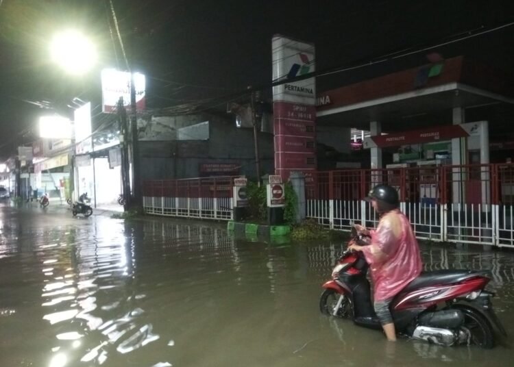 Puluhan Motor Mogok Usai Nekat Terobos Banjir di BojonggedeĀ