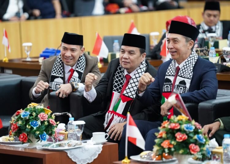 Momen Anggota DPRD Kota Bogor Kenakan Syal Palestina di Rapat Paripurna