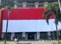 Jelang HUT ke 80 RI, Bendera Merah Putih Raksasa Membentang di Stadion Pakansari