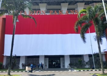 Jelang HUT ke 80 RI, Bendera Merah Putih Raksasa Membentang di Stadion Pakansari