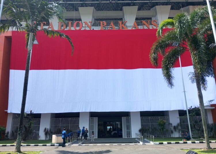 Jelang HUT ke 80 RI, Bendera Merah Putih Raksasa Membentang di Stadion Pakansari