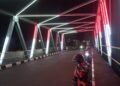 Kelap-kelip Merah Putih di Jembatan Bambu Kuning, Dulu Kumuh Kini Jadi Destinasi Baru
