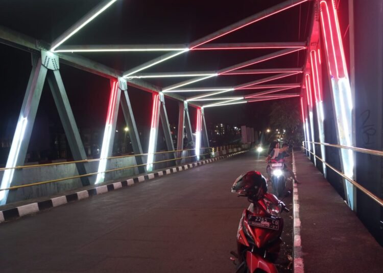 Kelap-kelip Merah Putih di Jembatan Bambu Kuning, Dulu Kumuh Kini Jadi Destinasi Baru