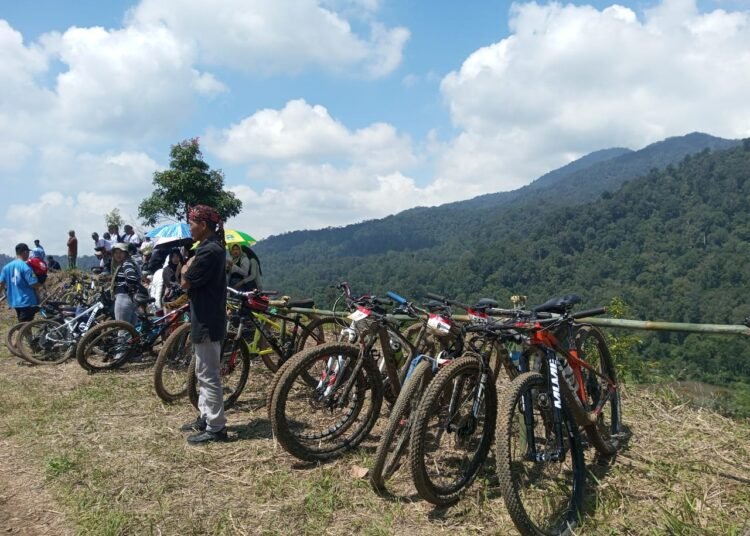 Bupati Bogor Bagikan 422 Sepeda ke Masyarkat saat Tour de Malasari