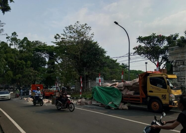 Tali Pengikat Putus, Puluhan Semen dalam Truk Tumpah ke Jalan Tegar Beriman
