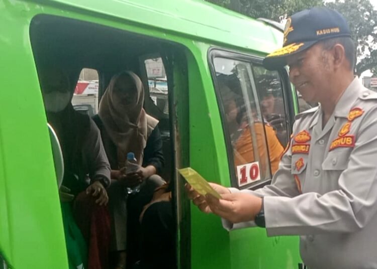 Angkot di Kota Bogor Dipasang Stiker Larangan Ngamen