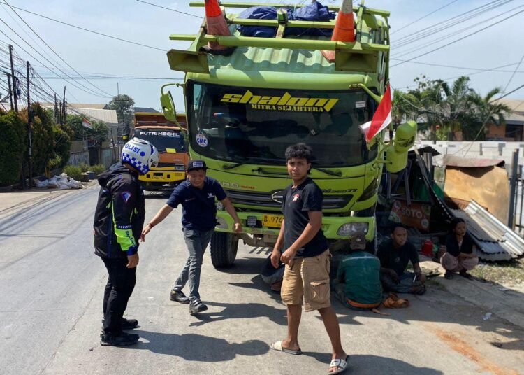 Selang Gas Angin Pecah, Truk Tabrak Warung Nasi di Gunungputri