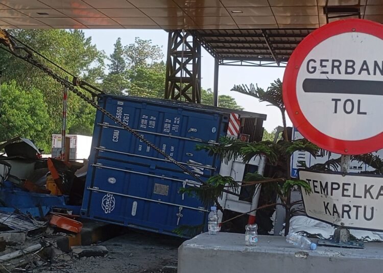 Lagi, Kecelakaan Truk di Gerbang Tol Ciawi 2, Truk Kontainer Terguling