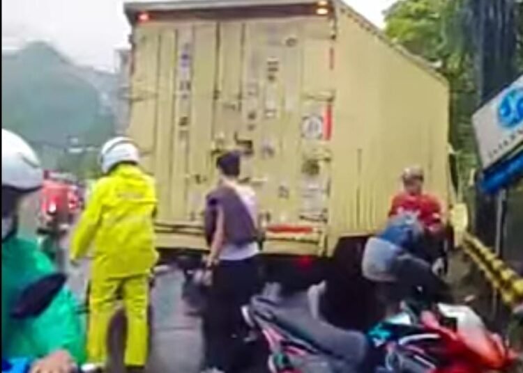 Diduga Alami Rem Blong, Truk Boks Tabrak Pemotor di Selarong Puncak