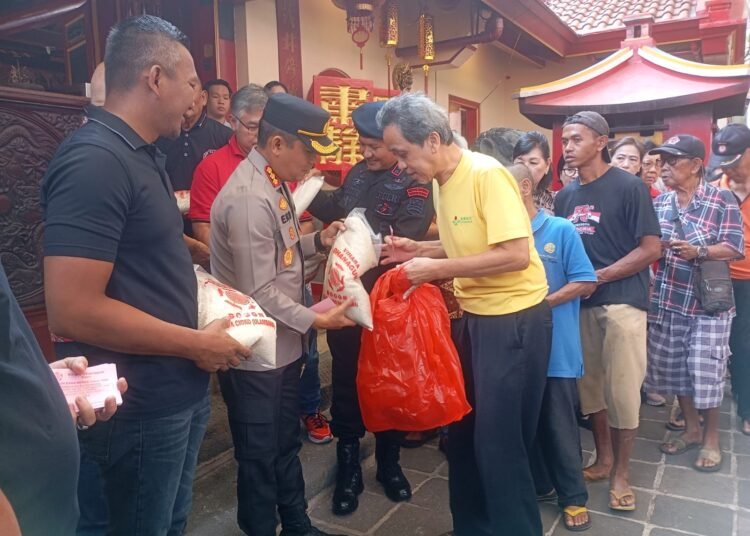 Vihara Dhanagun Bagikan 60 Ton Beras untuk Warga di Peringatan Cioko