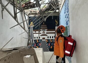 Atap SMKN 1 Cileungsi Ambruk, 31 Orang Luka-luka